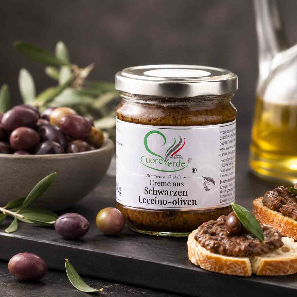Creme aus schwarzen Leccino-Oliven von Cuore Verde Natura, italienische Feinkost aus Umbrien für Feinkostläden